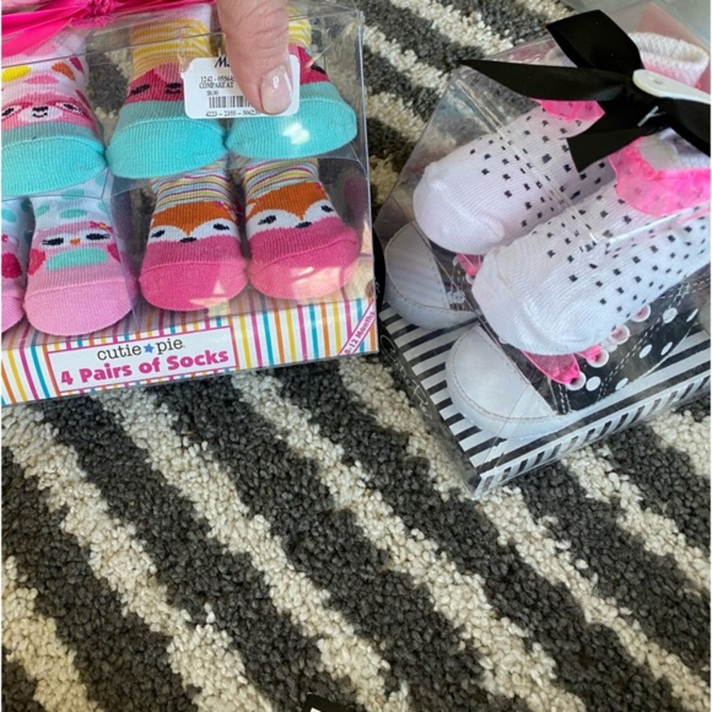 5 pairs of ADORABLE baby socks and 1 pair of soft shoes! Colorful & B/W variety